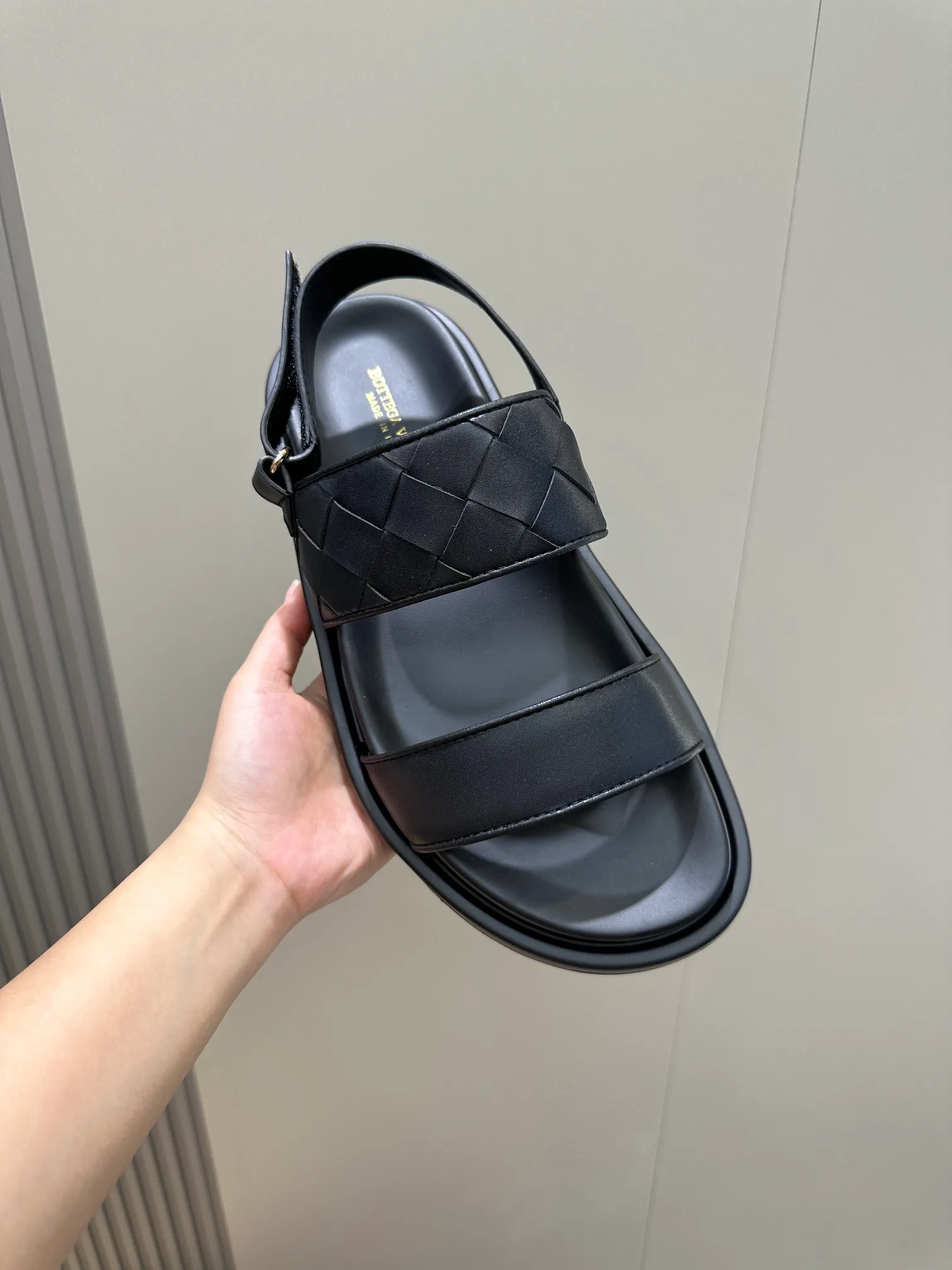 Factory price: 360💰BV hand-woven men's slippers and sandals - suitable for walking. It still emphasizes minimalism and practical wearability, but is full of vivid artistry. Super classic, luxurious and comfortable, imported cowhide + cowhide lining + lightweight outsole Size: 39-44 (customized at 38.45)
